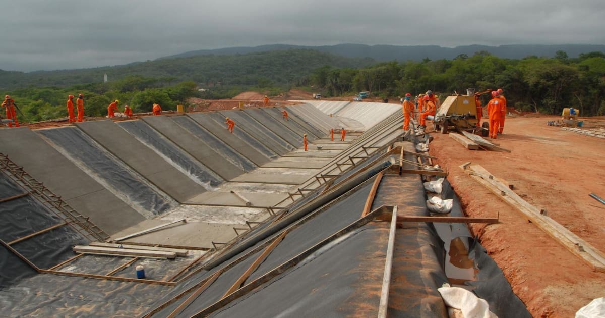 Construyen un río <b>artificial</b> de 145 km para llevar agua a una de las zonas más secas de la región thumbnail