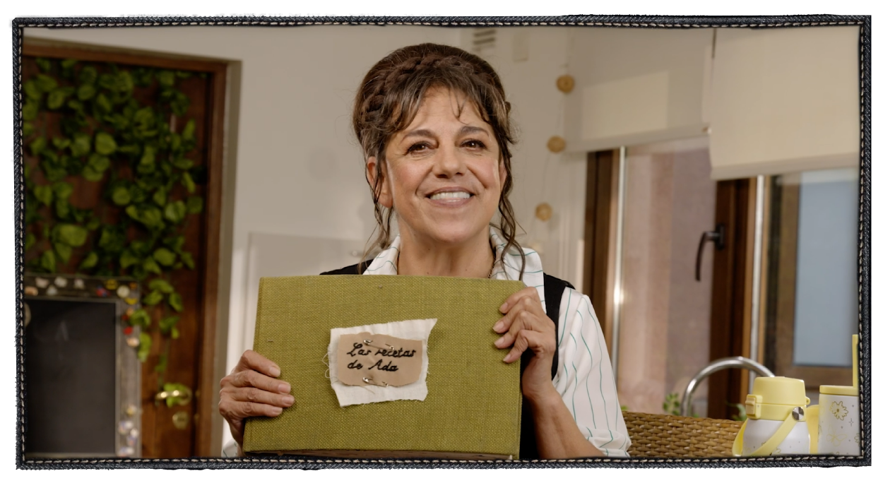 Ada con libro de recetas