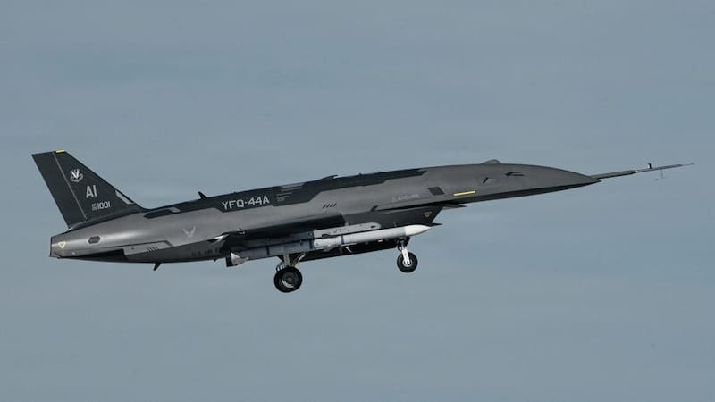 El YFQ-44A en un vuelo de prueba con un misil aire-aire de largo alcance AIM-120 AMRAAM.