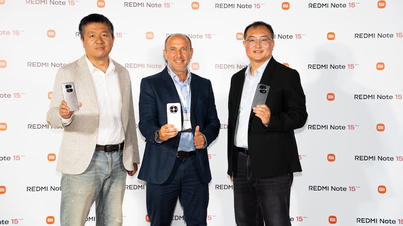 Ejecutivos de Xiaomi y BGH con los nuevos celulares REDMI lanzados en el país.