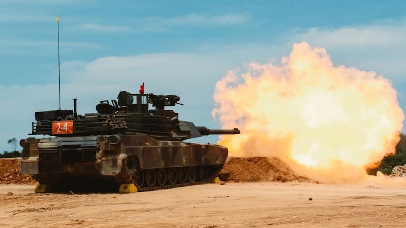 Un tanque M1A2T taiwanés en pruebas de disparo real.