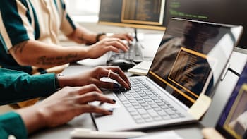 Guerra por el talento tech: los seis perfiles que las empresas pagan mejor en la Argentina
