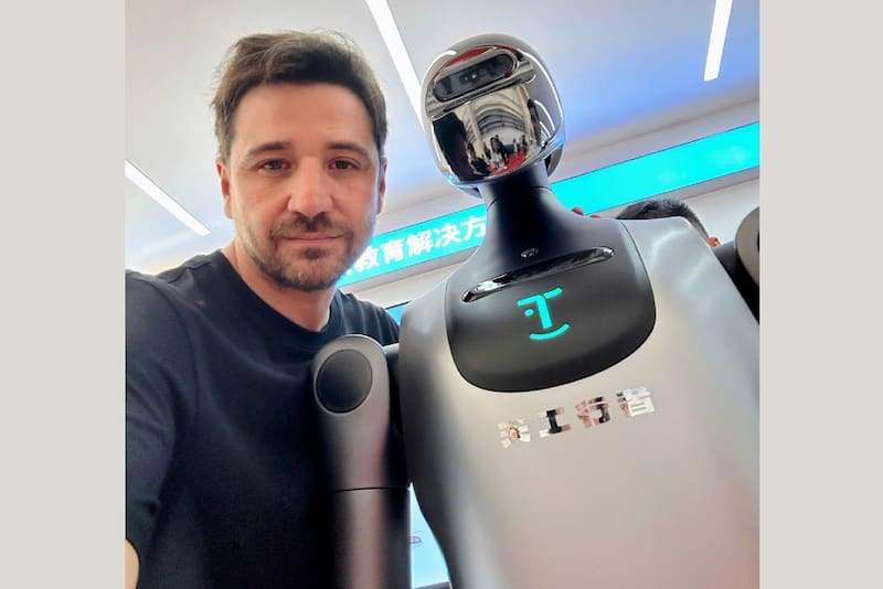 Alejandro Parise, cofundador de Humandroid, junto a uno de los robots humanoide que es capaz de entrenar su compañía.