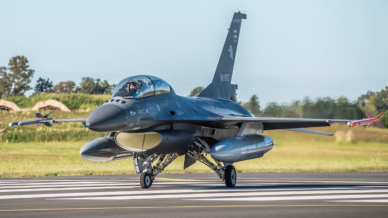 El F-16 ya surca los cielos de la Argentina.