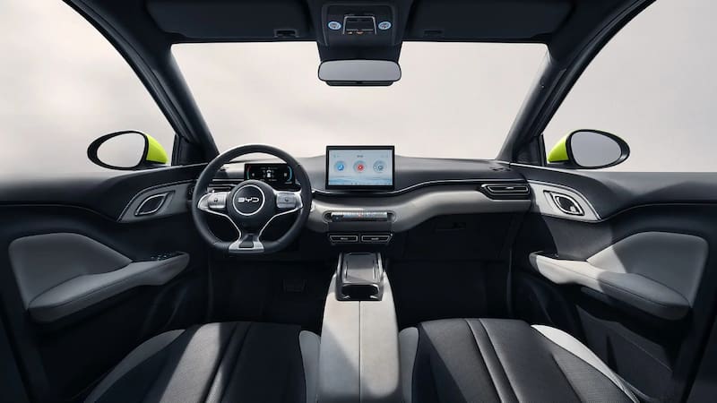 Interior del BYD Dolphin Mini. La tecnología integrada es un punto fuerte de los nuevos vehículos eléctricos.