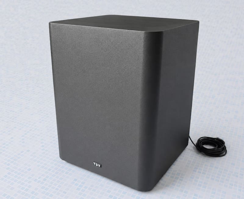 El subwoofer se conecta a la barra mediante un cable con conector RCA.