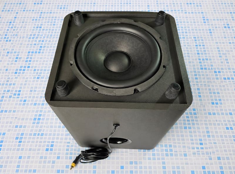 El subwoofer dado vuelta muestra su parlante de 8".