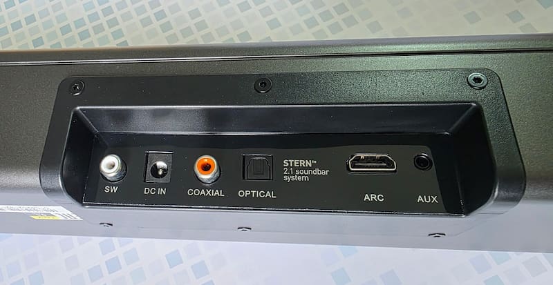 Salida para subwoofer, entrada de energía eléctrica y entradas de audio.