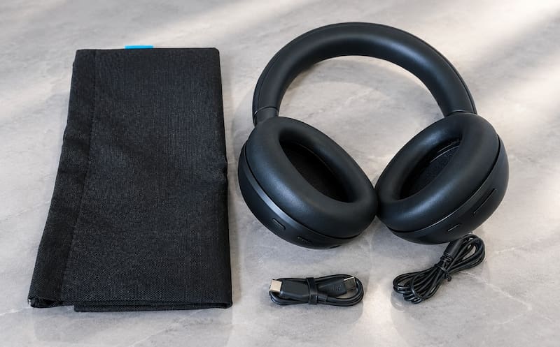 Los Space 2 junto a la bolsa de transporte, el cable de carga USB-C y el cable de audio de 3,5 mm.