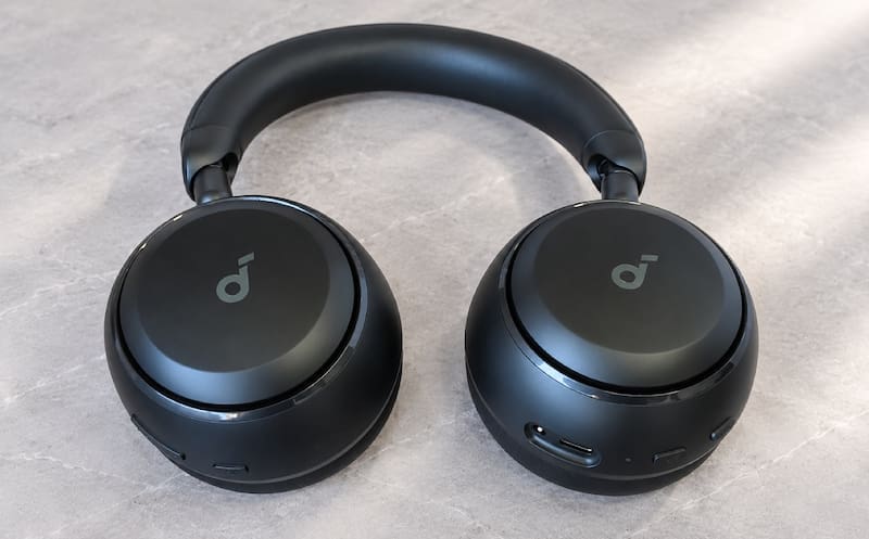 Los Soundcore Space 2 son cómodos y cuentan con botones para una operación intuitiva.