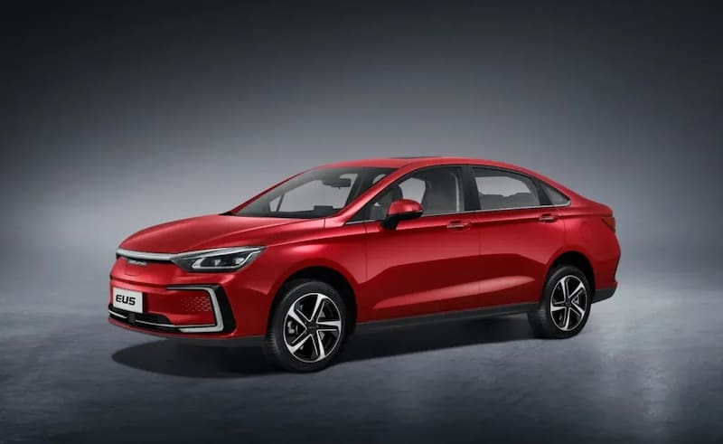 El perfil de sedán familiar del auto eléctrico BAIC UE5.