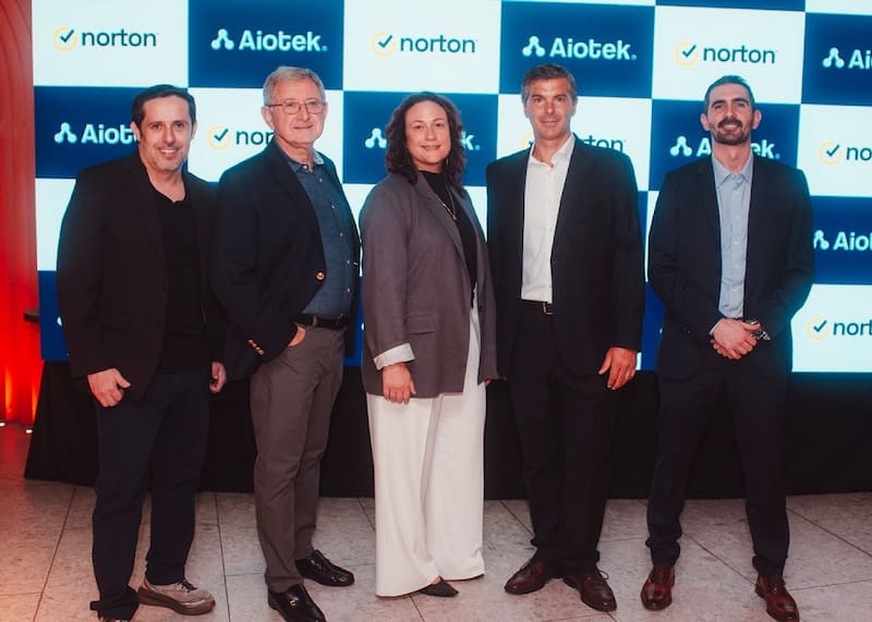 De izquierda a derecha: Jose Miguel Echeverria, Strategic Partner de Norton; Gabriel Ruchelsman, Territory Manager LATAM de Norton; Alexa Matteri Senior Director de Norton; Ernesto Mordentti, CEO de Aiotek; y Damián Miano, CFO de Aiotek.