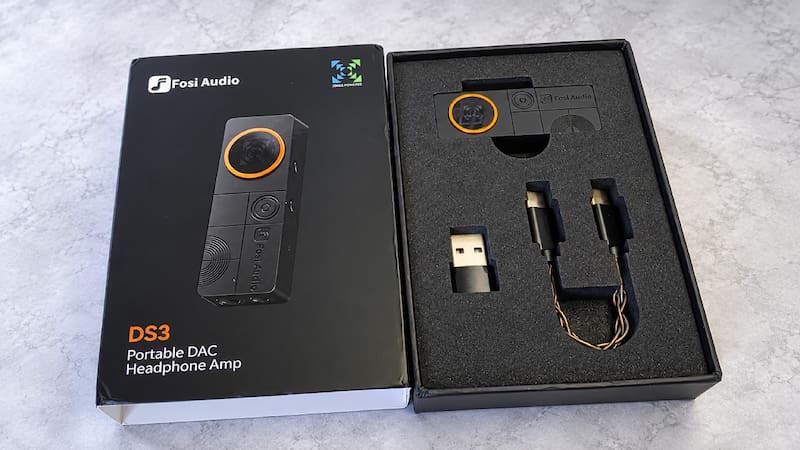 El Fosi Audio DS3 en su caja, junto a sus accesorios.