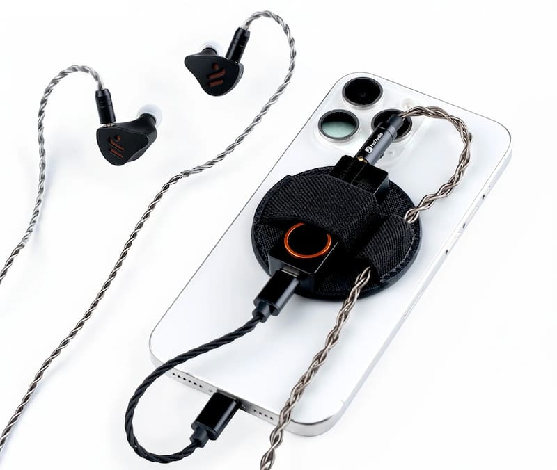 Combo ideal: el Fosi DS3 adosado a un celular (el accesorio de amarre magnético se vende por separado) y los auriculares Fosi IM4.