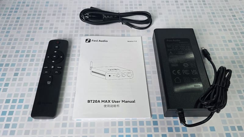 Control remoto, cable de corriente, fuente de alimentación y manual de usuario vienen en la caja con el amplificador.