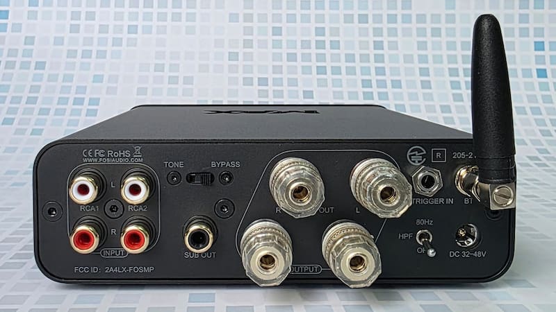 Conectores traseros: RCA estéreo x2, switch tono-bypass, salida de subwoofer, salidas de parlantes estéreo, entrada trigger 12V, filtro high-pass, antena de Bluetooth y entrada de energía (32V-48V).