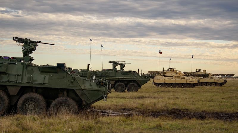 Blindados a rueda Stryker junto a tanques TAM 2C del Ejército Argentino.