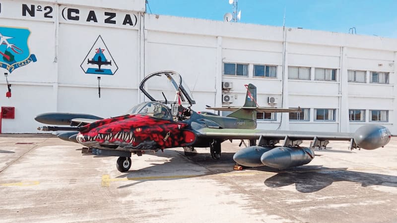 El Cessna A-37B Dragonfly uruguayo con su esquema de pintura de despedida.
