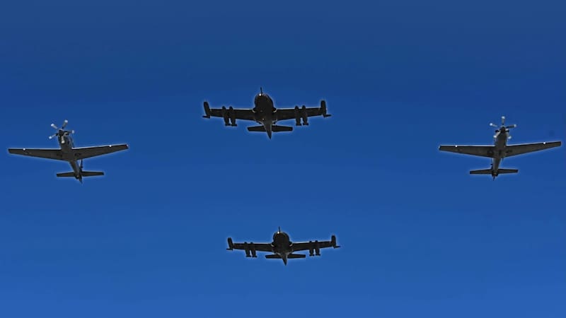 Dos Dragonfly, al centro, acompañados por dos de los nuevos Super Tucano.