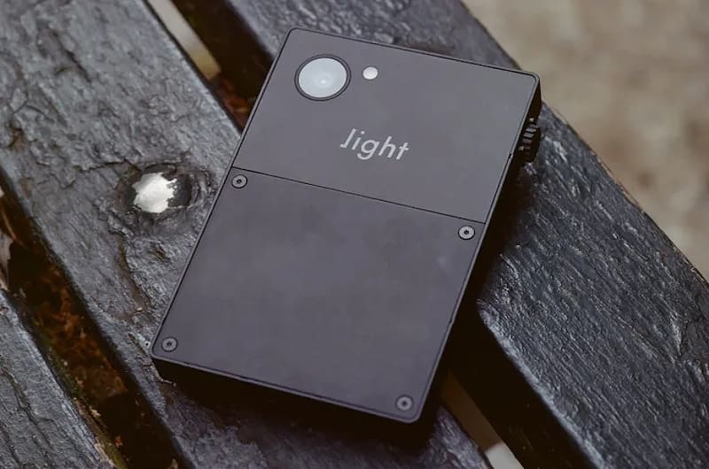 El celular compacto Light Phone III.
