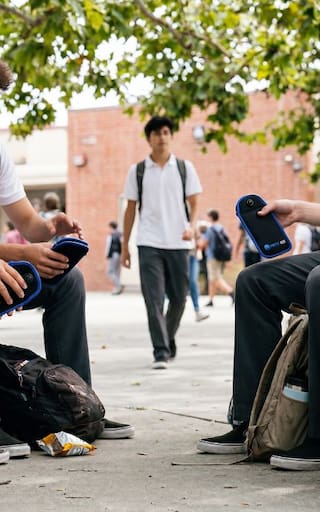 Startup resolvió el problema de los celulares en las aulas y ya se expande en dos países