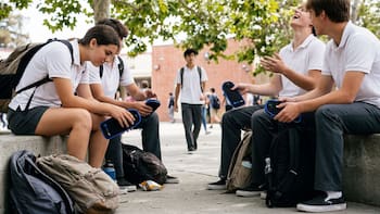 Startup resolvió el problema de los celulares en las aulas y ya se expande en dos países