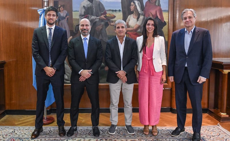 El ministro Luis Caputo y el viceministro José Luis Daza junto a los directivos de la compañía Uber.