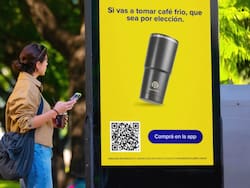 La IA sale a la calle: crearon un cartel que “te mira” y personaliza el mensaje
