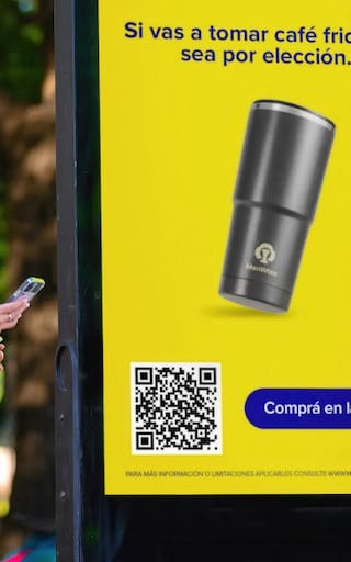 La IA sale a la calle: crearon un cartel que “te mira” y personaliza el mensaje