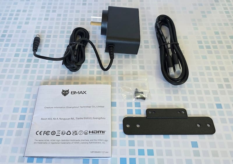 Vienen con la BMAX MaxMini B11 Pro: fuente de alimentación, cable HDMI, manual de instrucciones, bracket VESA y tornillos.