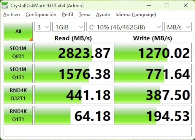 El SSD de 512 GB es rápido, según muestra el benchmark CrystalDiskMark.