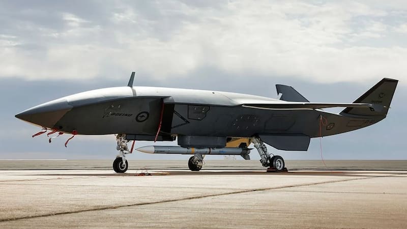 El dron MQ-28 Ghost Bat con el misil AIM-120 AMRAAM.