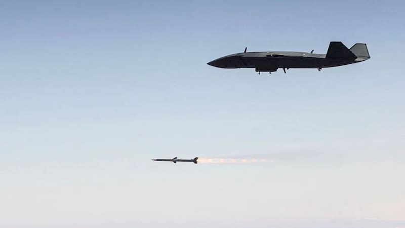 El MQ-28 Ghost Bat australiano en el momento del disparo del misil aire-aire.