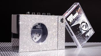 Vuelve el cassette: una icónica banda de los 80 lanzó su reproductor portátil