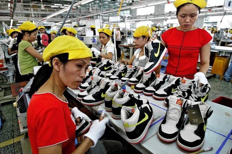 Nike, Under Armour y la alemana Adidas, sufren retrasos significativos por los cierres de fábricas en Vietnam.
