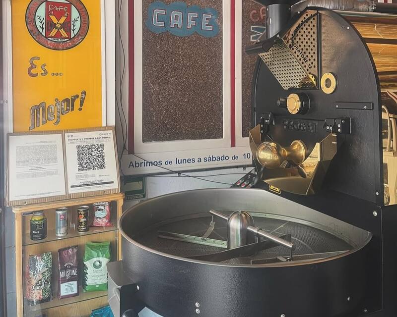 Café Equis guarda en su interior la apariencia de antaño y ofrece café molido en el momento. Foto: Gentileza cafeequismx.