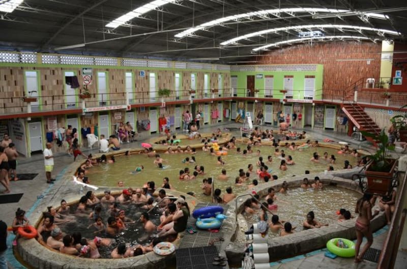 Balneario de aguas termales con albercas curativas en un encantador pueblito: descuentos especiales para jubilados y área de palapas con deliciosa gastronomía.