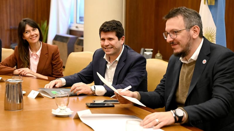 Juan Cuattromo junto a Sebastián Aveille y Natalia Torres, directora de Comunicaciones de Microsoft para Sudamérica.