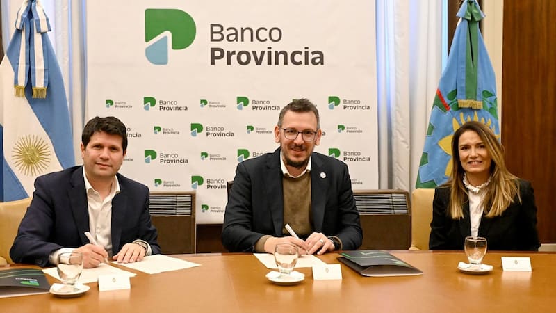 Sebastián Aveille, Country Manager de Microsoft Argentina; Juan Cuattromo, presidente de Banco Provincia; y Natalia García, directora para Servicios Financieros de Microsoft.