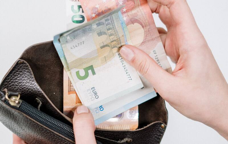 El billete para jugar a La Primitiva cuesta un euro.