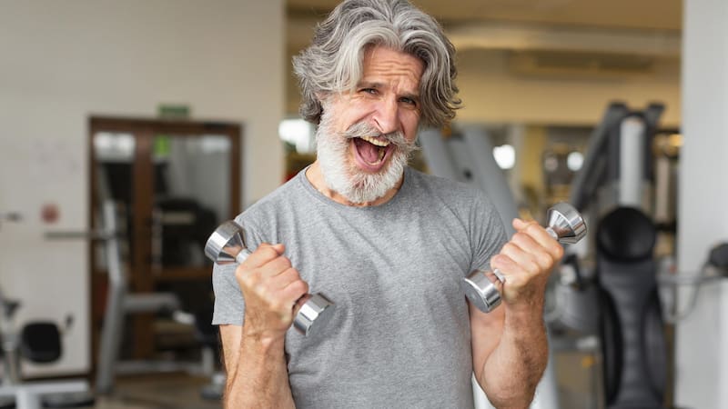 Implementar una rutina adaptada de ejercicio cardiovascular y de fuerza optimiza la salud.