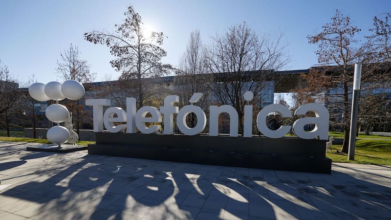 Telefónica gana 989 millones de euros en los nueve primeros meses del año, un 21,7% menos.