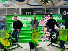 Crearon una bicicleta fija para reciclar botellas pedealeando