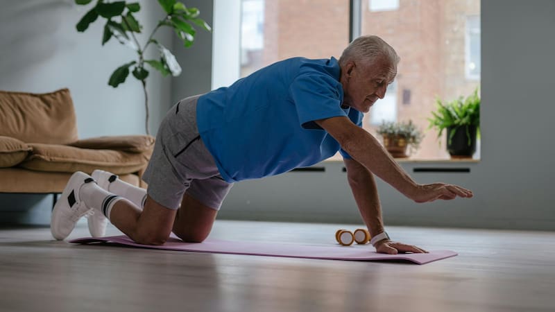 Desarrollar músculo a los 50 es totalmente posible con el entrenamiento adecuado.
