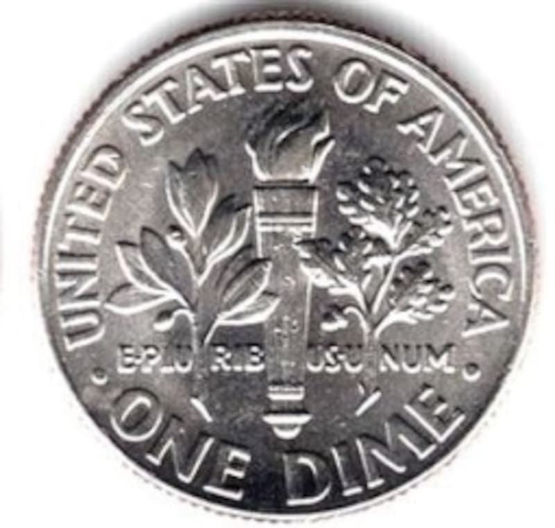 El reverso muestra una antorcha central rodeada por ramas y leyendas alusivas a Estados Unidos (Fuente: Foronum)