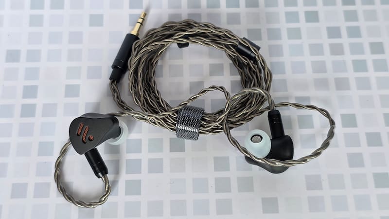El cable de los auriculares se destaca por su calidad.