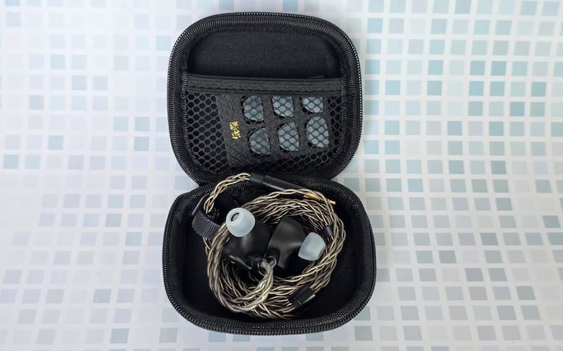 El estuche de los Fosi Audio IM4, con todo listo para llevar.