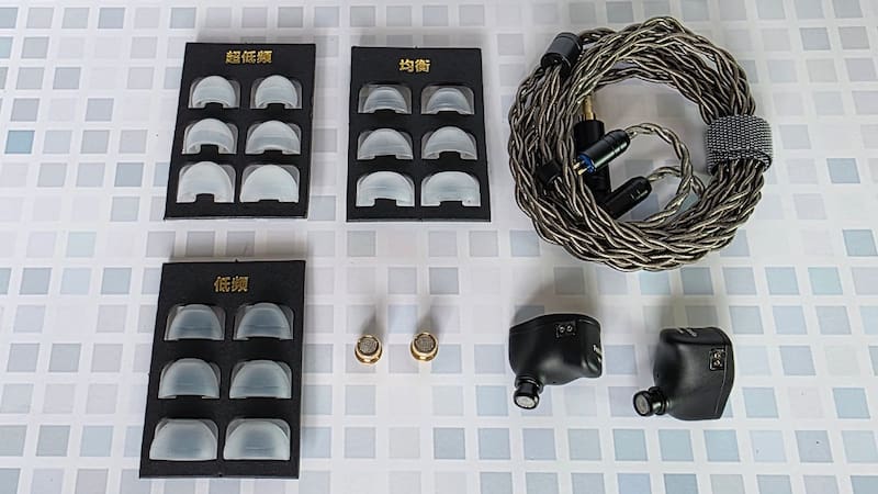 Los tres sets de almohadillas de silicona, las boquillas alternativas, el cable y los auriculares IM4.