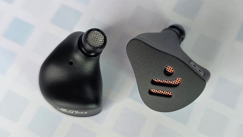 Los Fosi Audio IM4, bien de cerca, todavía sin el cable conectado ni las almohadillas colocadas.
