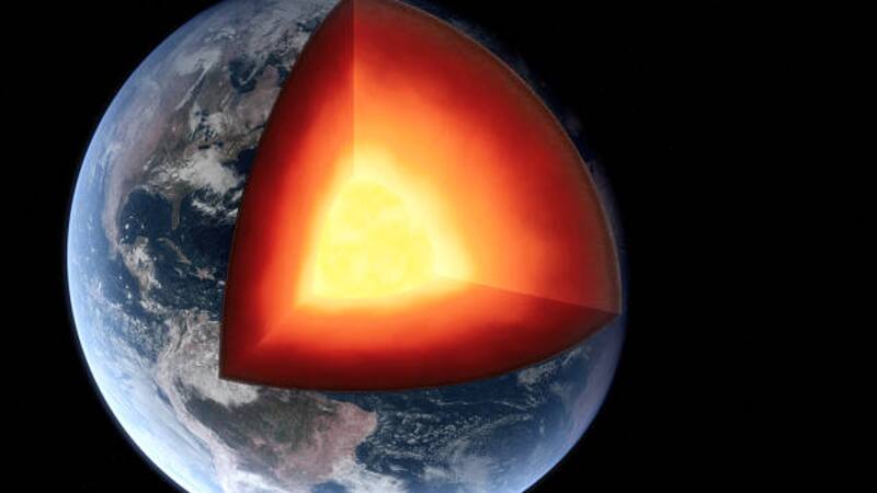 La investigación científica que desveló el motivo por el cual el núcleo de la Tierra experimenta un crecimiento desigual entre sus diferentes lados.